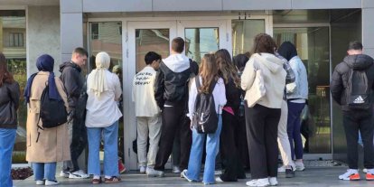 Yer bulamayan geri dönüyor: Mağaza değil, kütüphane kuyruğu