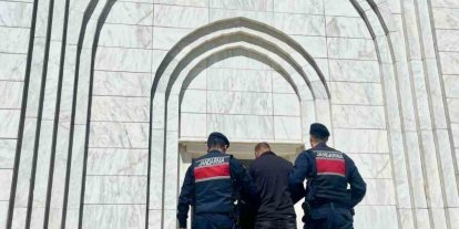 Aranan şahıs jandarmadan kaçamadı