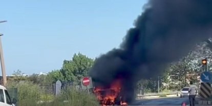 Seyir halindeki çarşaf yüklü kamyonet alev topuna döndü