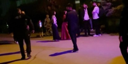 Tekme ve yumrukların havada uçuştuğu düğün kavgasında polis memurları arada kaldı