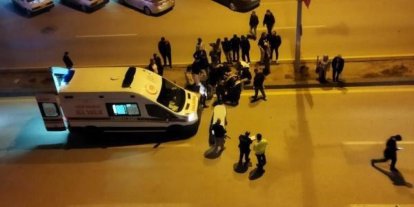 Motosiklet yolun karşısına geçen yayaya çarptı: 2 yaralı