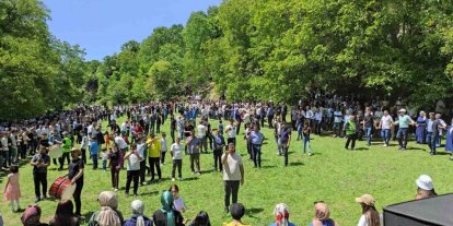 Huzurun sağlandığı köylerine 35 yıl sonra dönen aileler, kazanlarda yemekler pişirip doyasıya eğlendi