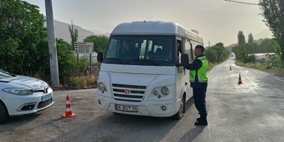 Uşak’ta polis ve jandarmadan okul çevreleri ve servislere sıkı denetim