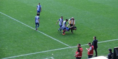 Sedye olmayınca sakatlanan futbolcu karga tulumba saha kenarına taşındı