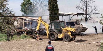 Ayvalık’ta kereste deposunda çıkan yangın güçlükle söndürüldü