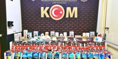 Kaçak telefon parçaları ele geçirildi