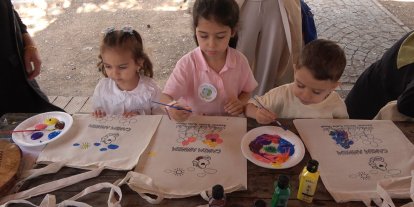 Minikler hem doğada çöp topladı hem de anneleri için bez çanta boyadı