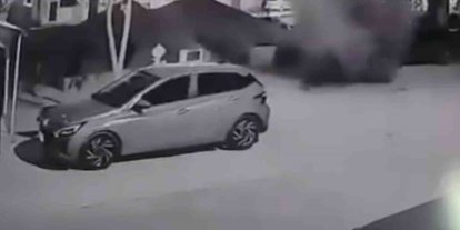 Tazyikli su asfaltı patlattı: İki araçta hasar oluştu