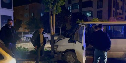 "Dur" ihtarına uymayan ehliyetsiz sürücünün kullandığı araç ağaca çarptı: 38 bin TL ceza yedi