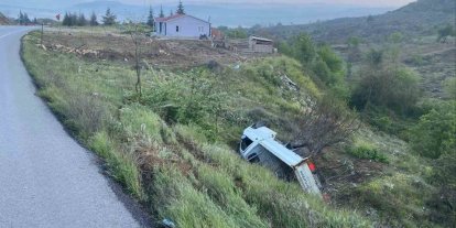 Kontrolden çıkan kamyonet şarampole yuvarlandı sürücüsü yaralandı