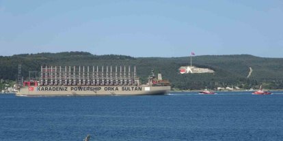 Çanakkale’nin elektrik ihtiyacını karşılayabilecek enerji üreten gemi boğazdan geçti