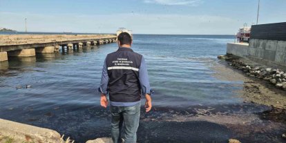 Tekirdağ’da denizin rengi değişti, ağır koku yayıldı