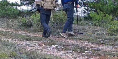 Dedektörle define arayan 2 kişi fotokapana yansıdı