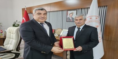 Müdür Sünnetci’den emekli eğitimciye anlamlı plaket