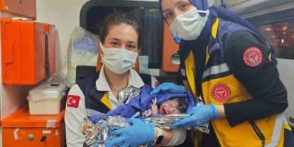 Dünyaya gözlerini ambulansta açtı