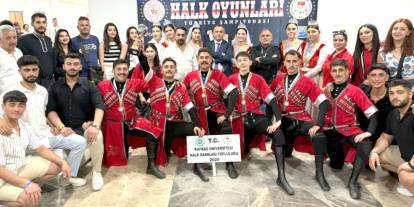 Kafkas Üniversitesi Halk Oyunları Ekibi Antalya’dan 2 Kupa ile Döndü
