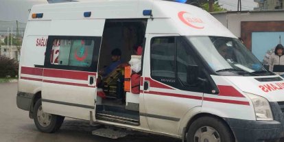 Hafif ticari aracın çarptığı motosikletli yaralandı