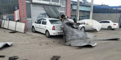 Kars’ta Şiddetli Rüzgar İş Yerlerinin Çatısını Uçurdu