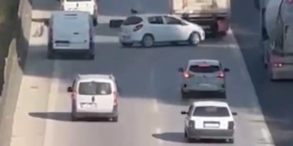 Tırın kopan lastik kaplaması, zincirleme kazaya sebep oldu: O anlar kamerada