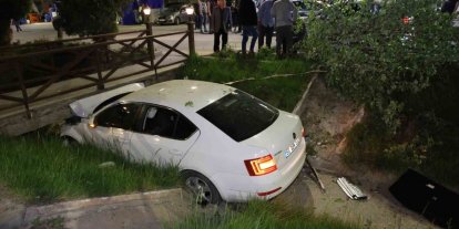 Önündeki araca çarpan otomobil su kanalındaki köprüye saplandı: 2 yaralı