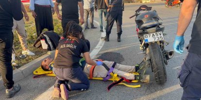 Kamyonetin çarpıp kaçtığı motosikletli yaralandı