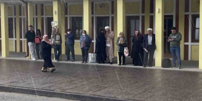 Vatandaşlar ıslanmamak için kapalı alanların girişlerine sığındı