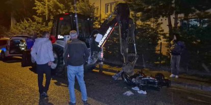 Motosiklet, park halindeki 10 tonluk iş makinesine çarptı: 2 yaralı