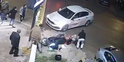 Otomobille motosikletin çarpıştığı kaza kamerada