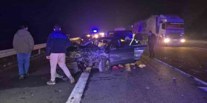 Otoyolda önce refüje sonra bariyerlere çarpan otomobil hurdaya döndü: 4 yaralı