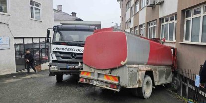 Arhavi’de freni boşalan mazot yüklü tanker kaymakamlık binasına çarparak durabildi
