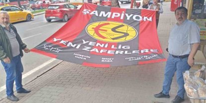 Esnaf kendi imkanlarıyla dev Eskişehirspor bayrağı yaptırdı