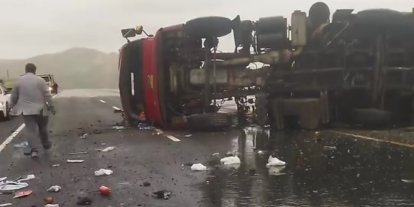 Van-Hakkari karayolunda tır devrildi: 2 yaralı