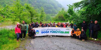 Hafif yağmur eşliğinde tabiatı keşfettiler