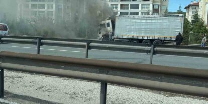 Kocaeli’de alevlere teslim olan tır, itfaiye ekiplerince söndürüldü