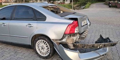 Park halindeki araca çarpan otomobilin sürücüsü yaralandı