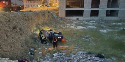 Mardin’de devrilen otomobilin sürücüsü yaralandı