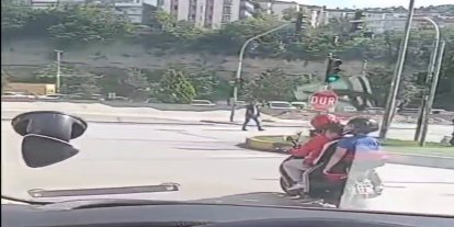Motosiklette 4 kişilik tehlikeli yolculuk kamerada