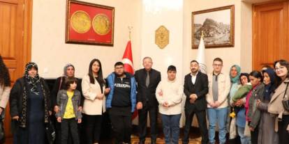 Vali Polat özel bireyleri makamında ağırladı.