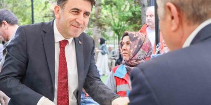 Bilecik Valisi Şefik Aygöl’den geleneksel Cuma pilavı ikramı