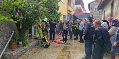 Elektrik tesisatından çıkan yangın evi küle çevirdi
