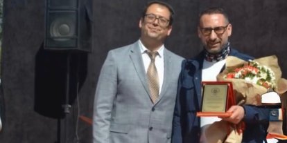 Bir zamanlar tuğla taşıdığı okula, bağışta bulundu