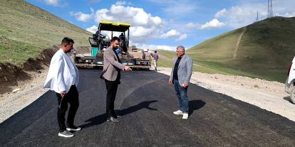 Kars’ta Köylere Hizmet Hız Kesmiyor: Çengilli Grup Köy Yolu Sıcak Asfalta Kavuşuyor