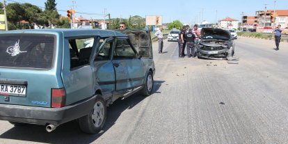 2 otomobil kavşakta çarpıştı: 1 yaralı