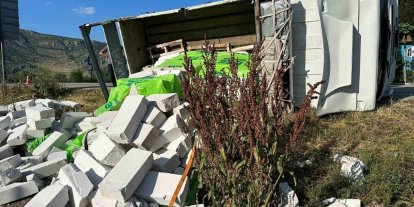 Çeltikçi’de gazbeton yüklü kamyonet şarampole devrildi