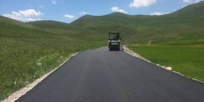 Kars’ta Özel İdare yaptığı yollarla uzağı yakın ediyor