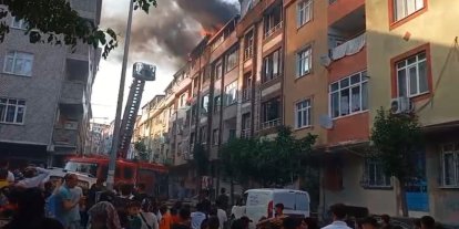 Sultangazi’de 4 katlı binanın çatısında yangın çıktı, alevler yan binalara sıçradı