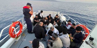 Yunanistan düzensiz göçmenleri lastik bota bindirerek ölüme itti