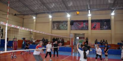 Kars'ta “Babalar ve Kızları Voleybol Etkinliği”nde Buluştu