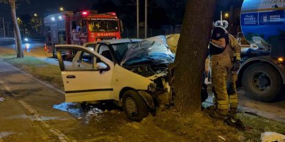 Direksiyon hakimiyetini kaybeden sürücü ağaca çarptı