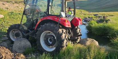 Arpaçay’da traktör şarampole devrildi: 2 yaralı